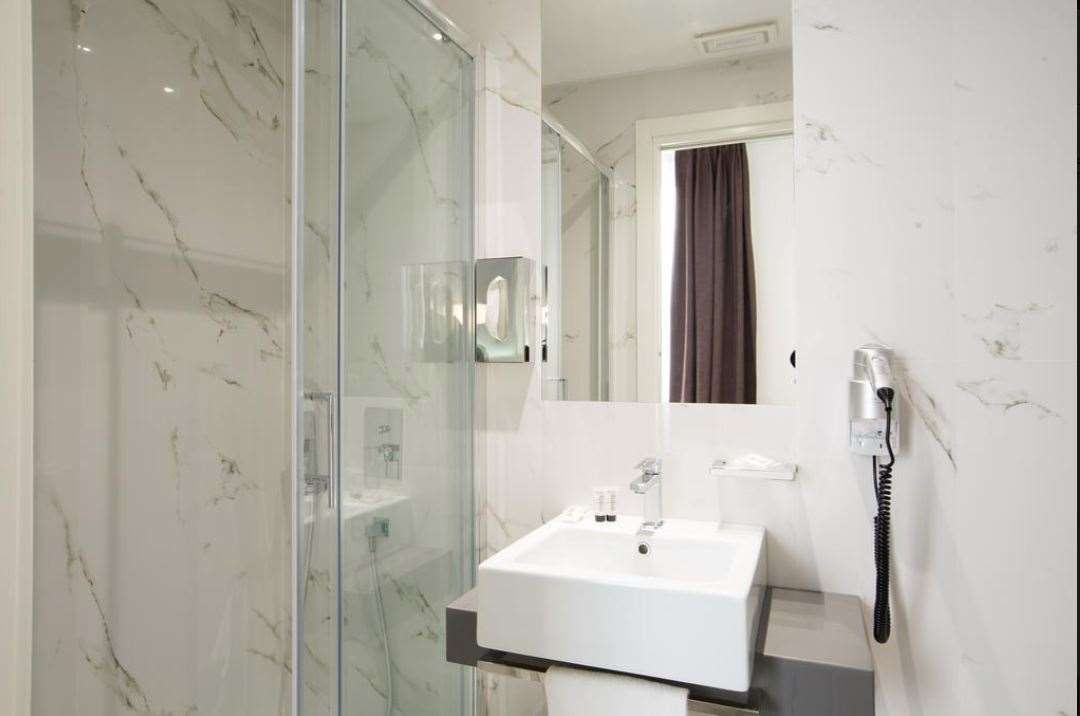 كروستي هوتل