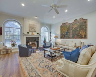 The Crown Goose - Bullard Home with Pool and Spa! - Bullard - Living room