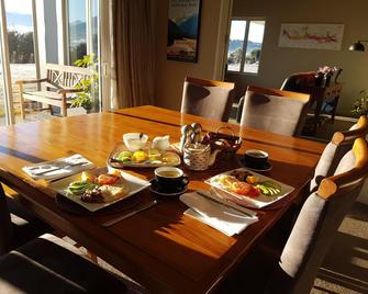 Riverview Terrace Luxury Bed and Breakfast - ואנקה - חדר אוכל