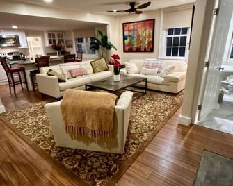 The Old Avon Village - Avon - Living room