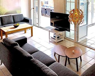 Charming Holiday Home in Væggerløse With Indoor Pool - Vaeggerlose - Sala de estar