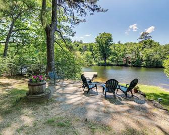 Lakefront Bradford Cottage with Dock, Near Skiing! - Bradford - Patio