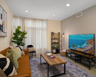 2br Home - 2min Walk To Downtown Pasadena & Convention Center - Pasadena - Living room