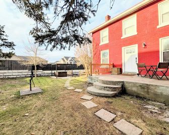 Checkerboard guest house close to charming downtown + family-friendly yard space - Cobourg - Patio