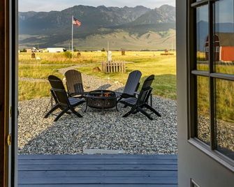 Blackhawks Nest · Cozy tiny house retreat with breathtaking views! - Livingston - Balcón
