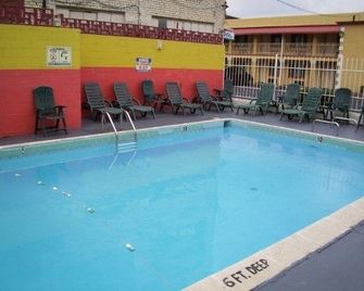 Vista Inn & Suites Memphis - ממפיס - בריכה