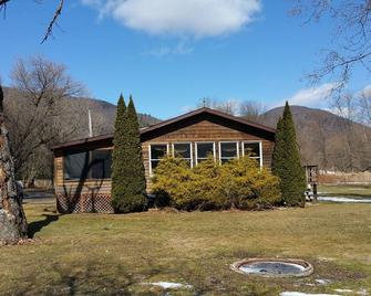 A Beautiful Cabin on Pine Creek. Hike, Bike, Ride, Float Right From the Cabin. - Wellsboro - Будівля