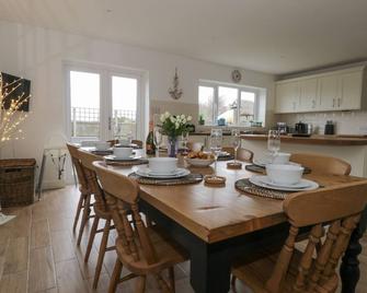 The Hideaway Beach House - New Romney - Comedor