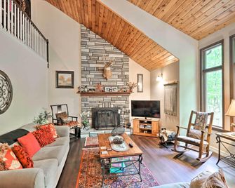 Relaxing Eagle Rock Resort Home - 1 Block to Lake! - Hazleton - Huiskamer