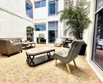 A historic 900 square foot Atrium loft in the heart of the Old Market - Omaha - Patio