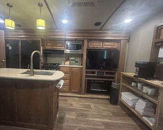 Cozy Smoky Mtn RV with WiFi and Heat/AC near Cades Cove - Walland