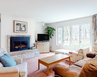 Ski condo with locker, shuttle, fast WiFi, fireplace, washer/dryer & AC - Warren - Living room