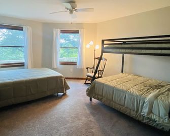 Spacious Custom 5 Bed Home Minutes To Mt.Sunapee! Garage, Hot Tub, Game Room! - Newbury - Habitación