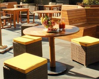 إف 1 هوتل مانيلا - تاغويغ - شرفة مرصوفة