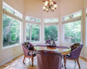 Idyllic Martinsville Retreat w/ Deck & Forest View - Martinsville - Dining room