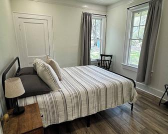 Charming 2-bedroom lake front cottage in lovely Lake Park Georgia. - Lake Park - Bedroom
