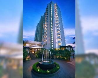 Golden Tulip Balikpapan Hotel & Suites - Balikpapan - Building