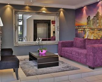 Westay Westpoint Apartments - Johannesburg - Living room