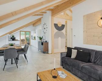 Fenjoy: Ferienapartment Mit Bergblick / Balkon / Bbq - Bernau am Chiemsee - Pokój dzienny