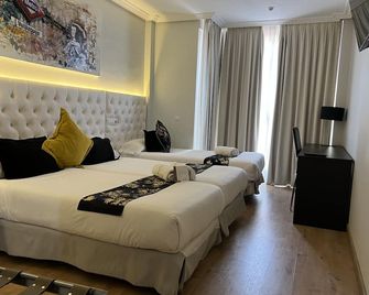 Hotel Suites Feria de Madrid - Madrid - Soveværelse