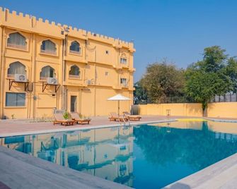 Haut Monde Rajputana Palace - Behror - Pool