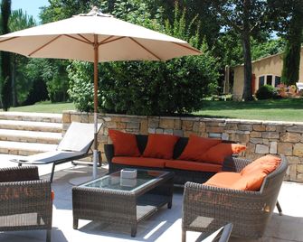 Quiet property with breathtaking view of Sainte Victoire located in Meyreuil - Meyreuil - Binnenhof
