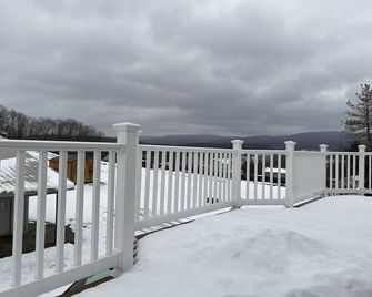 Prestige House is your Mountain Home away from Home! So Spacious! - Jones Mills - Balcony