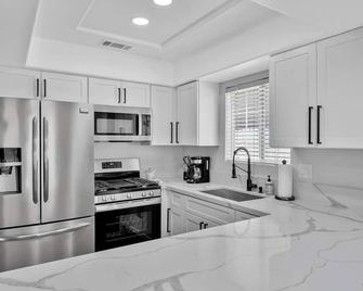 Right By The Sand, Entire 3-Bedroom House In Belmont Shore - Long Beach