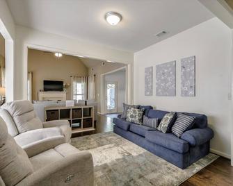 Spacious and Luxurious Townhouse 3B/2.5B in a quiet neighborhood - Gardendale - Living room