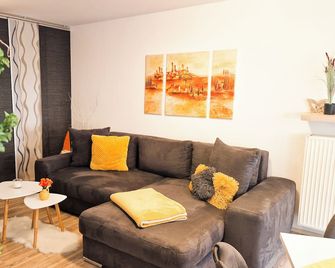 Cozy, bright apartment with fully equipped kitchen and parking space - Bad Berneck im Fichtelgebirge - Living room