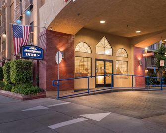 Howard Johnson by Wyndham Pasadena - Pasadena - Bina