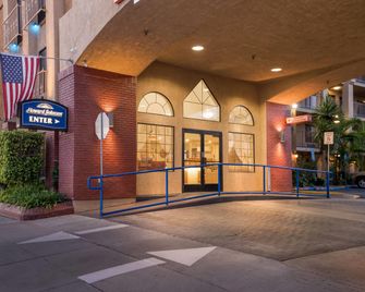 Howard Johnson by Wyndham Pasadena - Pasadena - Byggnad