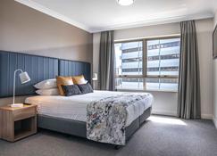 Central 1-Bed with Parking, Pool, Sauna & Gym - Chatswood - Bedroom