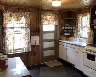 Where eagles soar, the sun sets low and the deer are friendly. - Sayner - Kitchen