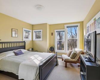 Cody's Clubhouse - a sensational retreat! - Waterbury Center - Bedroom