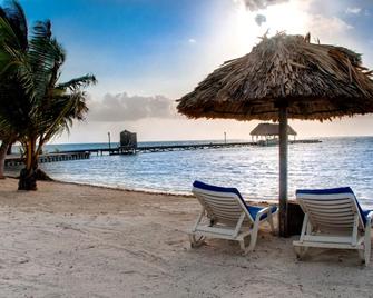 If you are a solo traveler or in a couple and travel on a budget - no ac - San Pedro Town - Strand