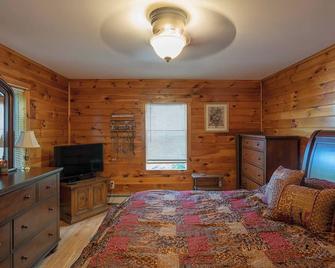 The Lake George Village House |king Bed|ev Charger|outdoor Dining|walkable - Lake George - Bedroom