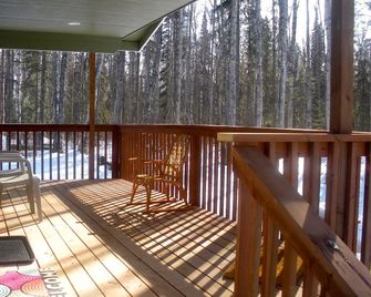 Cozy Studio Style Vacation Rental Located Outside Busy Downtown Talkeetna - Talkeetna - Balcón