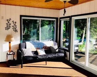 River Country Lodge on the Muskegon River next to Pine St boat launch - Newaygo - Sala de estar