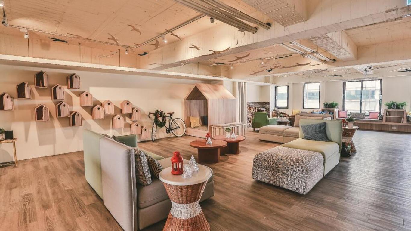 Stray Birds Taichung Hostel