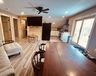 Apartment on First Connecticut Lake - Direct snowmobile trail access - Pittsburg - Sala de estar