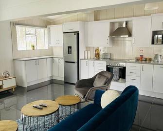 Bulawayo Bradfield Retreat - 3 Bed House - Bulawayo - Kitchen