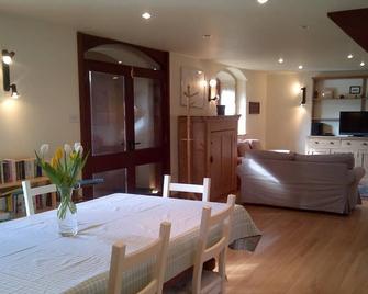 Delightful 18th Century Converted Stables in quiet location with nearby footpath - Ansty - Comedor