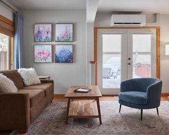 Quaint Renovated Cottage In Downtown Leavenworth - Private, Fenced Yard - Leavenworth - Living room