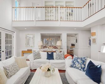 Two Beach Houses - 1 mile to town - Edgartown - Living room
