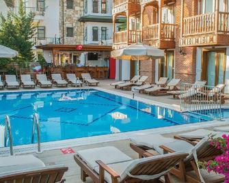 فندق أزماخان - موغلا - حوض السباحة