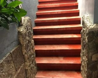 Grand Peninsula Suites - Balanga - Escaleras