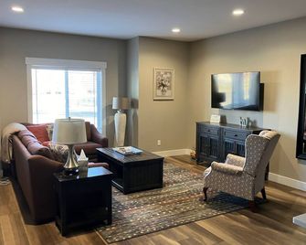 Pristine townhome near Sand Dunes with Ample Street Parking - Saint Anthony - Living room