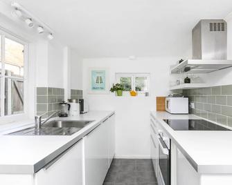 Retro Modern Cottage In The Heart Of Sandwich; 5 Mins Drive To Sandwich Bay - Sandwich - Kitchen