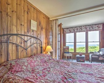 Fireplace and Sunroom! Oceanfront Cape Cod Cottage - Dennis Port - Playa